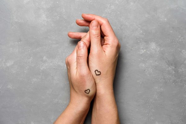 Tatouage en commun pour couple : pourquoi choisir un monogramme ?