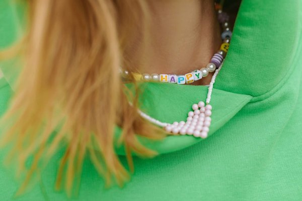 Comment choisir un collier lettre personnalisé pour une femme de 25 à 45 ans ?