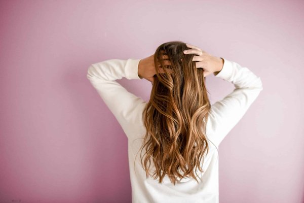 astuces pour donner du volume à vos cheveux fins et les sublimer